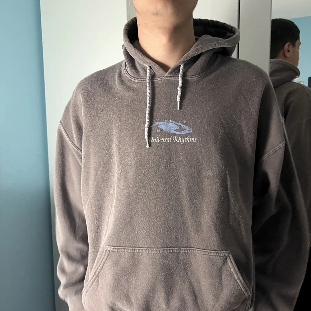 säljer denna väldigt coola hoodie med tryck köpt ifrån Urban Outfitters för 700kr✨säljer den pga av att har ingen användning av den någon mer‼️har använt ett fåtal gånger så skicken är väldigt bra och passformen är oversized🧚🏻. Hoodies.
