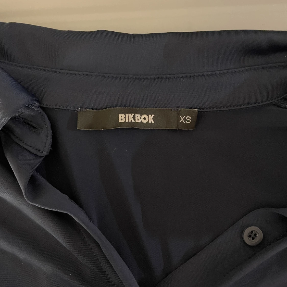 Mörkblå skjorta - 90