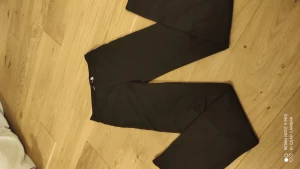 Svarta byxor - Ett par svarta byxor som inte kommer till användning tränings material.