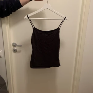 Svart linne - Använt med mycket fint skick. Liten V-skärning på ena sidan, men kan användas åt vilket håll man vill. Finns två stycken 