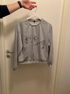 Tunn grå sweatshirt - Endast testad. Tunnare sweatshirt med tryck fram.