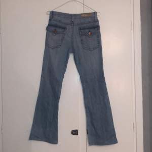 Lågmidjade bootcut-jeans köpta secondhand men från gamla Ginatricot egentligen. Jättebra skick, det står storlek 28 men skulle nog säga att de passar mindre. Bara skriv om ni undrar nått!