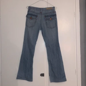 Lågmidjade bootcut-jeans - Lågmidjade bootcut-jeans köpta secondhand men från gamla Ginatricot egentligen. Jättebra skick, det står storlek 28 men skulle nog säga att de passar mindre. Bara skriv om ni undrar nått!