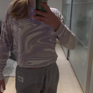 Mönstrad tröja - Jag säljer tröjan pga slutat använda den. Lite kortare i modellen och ör från hm⭐️
