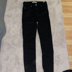 Jeans  - Svarta jeans från na-kd med hål i knäna. Ny skick!