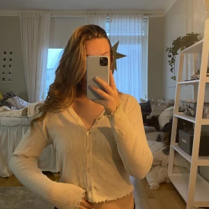 Ribbad topp från madlady - Säljer denna topp/ kofta från madlady. Den är i toppenskick och bara använt ett fåtal gånger. 💕Knapparna går att knäppa upp och stänga.💗