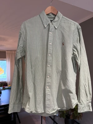 Oxford skjorta Polo Ralph Lauren - Randig Oxford skjorta från Polo Ralph Lauren i slimfit stretch.  Grön/vit-randig