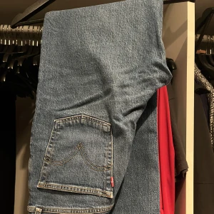 Levi’S Jeans - Jeans från Levi’s, midjemått 29 ribcage straight. Jeansen är ungefär vid ankeln på mig som är 170cm och är i otroligt fint skick. Köparen står för frakten.