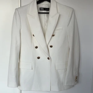 Kavaj  - Kavaj helt ny från zara  Bara stått i garderoben  Nypris 699 