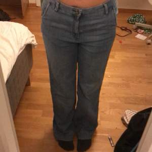 Not 100% jeans material which makes them extremely comfortable. Wide leg jeans that are a nice baggy fit on me, for reference i am 170cm. You will be in charge of the payment for shipping 