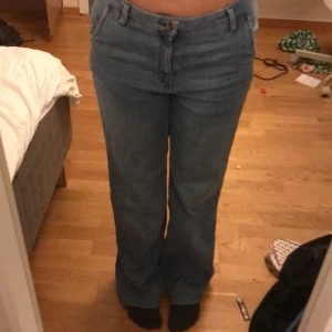 Baggy thrifted jeans - Not 100% jeans material which makes them extremely comfortable. Wide leg jeans that are a nice baggy fit on me, for reference i am 170cm. You will be in charge of the payment for shipping 