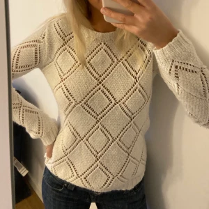 Stickad tröja  - Mysig stickad vit tröja med håldetaljer från stradivarius 🤍 storlek M men sitter perfekt på mig som vanligt har S