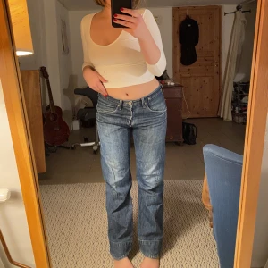 Levis jeans unika - Fetsnygga unika låg-medelmidjade Levis jeans, coola baktill och framme! Dma för frågor o fler bilder. Köpare står för frakt! Kan också mötas upp kring Malmö/ Lund :))