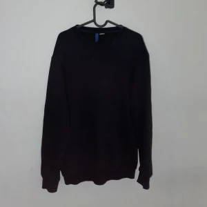 Svart hoodie - Helsvart långärmad tröja i storlek S/M. Bra skick. kan mötas upp i stockholm. 