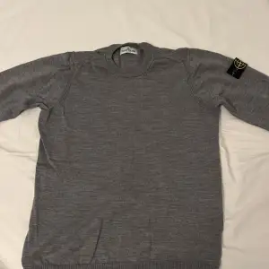 Stone island sweatshirt av tunnare model. Endas använd ett fåtal gånger. Ny pris 1600kr     Mitt pris 600kr! Model kids 14år