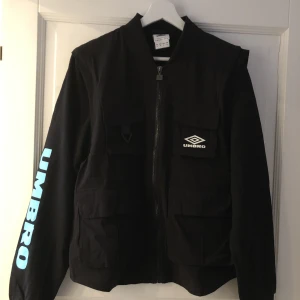 Umbro hybridjacka - NY-skick!! Ärmarna tas bort/sätts dit med dragkedjor. 