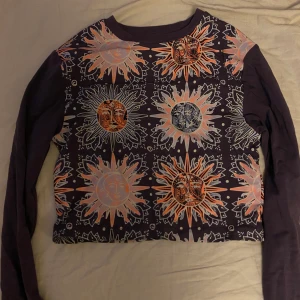 Långärmad topp - Tajt croppad långärmad topp med solar på, asfin men har inte använts💜