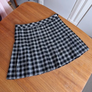 Rutig veckad kjol "skolflickekjol"  - Kort rutig kjol från H&M Devided.  Knappt använd. Toppenskick! Faller fint. Breda veck. 