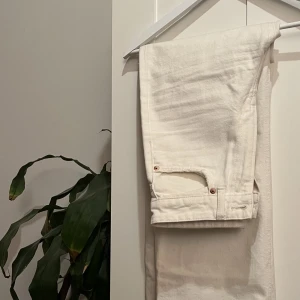 Vita jeans  - Visa vita jeans från hm, storlek 36. Sitter verkligen svinsnyggt, high/midwaist, tyvärr är de för små för mig som har 27 i midja 