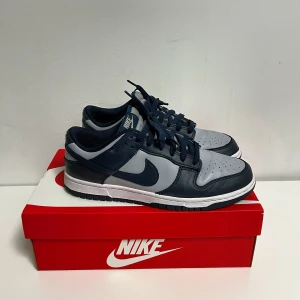 Nike Dunk Low Georgetown - Ett par Nike Dunk Low Georgetown i mycket fint skick! Kommer med kvitto från Nike affären i Mall Of Scandinavia. Skickas spårbart och dubbelboxat med PostNord.