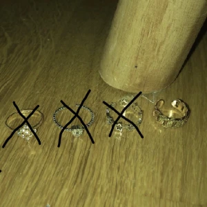 Ringar  - Säljer dessa fina ringar 2 i guld och 1 i silver  15kr styck, alla ringar är solda förut den längst till höger💕om du är intresserad kan du kontakta mig 