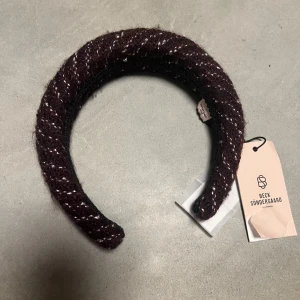 Beck Södergaard hårband - Jättefint hårband från Beck södergaard, helt oanvänt! Prislappen kvar, säljer pågrund av att jag fick dubbelt i julklapp! 130 kr + frakt eller högst bud! 