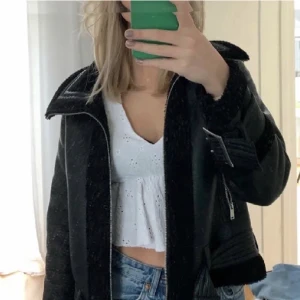 Vinterjacka - Säljer denna jättefina skinn/vinterjacka ifrån bohooo, frakt tillkommer🤍