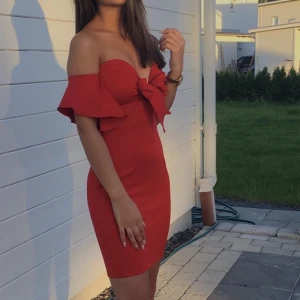 Röd mini klänning  - Röd mini klänning. Använd 3 gånger och en av mina favoritklänningar som inte passar längre! 