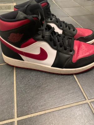 Jordan 1 Mid Bred Toe - Storlek 46 Skick 7/10 Skriv för fler bilder :)