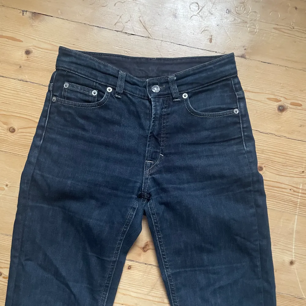 Superfina Filippa K jeans i storlek 28/32. Säljer då de är försmå för mig. . Jeans & Byxor.