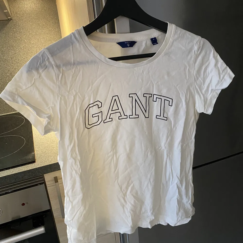 Vit T-shirt från gant  Mycket bra skick, använt fåtal gånger Storlek S. T-shirts.