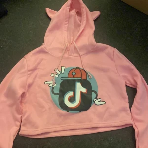 Gamer tröja  - En TikTok tröja med keps på 