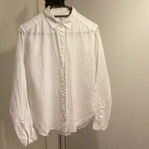 Fin vit blus i linne från Uniqlo
