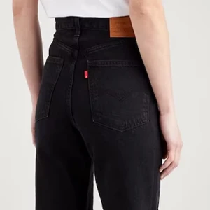 Levi’s jeans - Svarta högmidjade Levi’s jeans med knappar i gylfen. Storlek 24. Sparsamt använda och i fint skick.