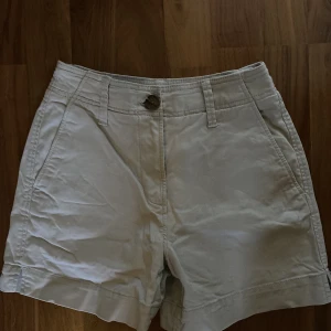 Shorts - Sparsamt använda shorts från HM. Storlek 32. Beige.