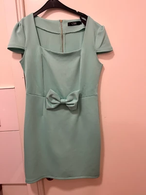 Turkos klänning - Fin klänning i godskick använd endast ett fåtal gånger. Klänningen är från CBR o säljs eftersom den inte längre kommer till användning 