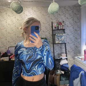 Oanvänd tröja - Säljer kläder pga utresning, fint skick köparen står för frakt💙 Oanvänd tröja, fint mönster 