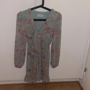 NA-KD klänning - Köpte den hära klänningen när jag behövde en klänning snabbt. En dunder klänning!