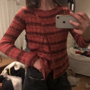 Stickad tröja - Sticksd tröja i jättefina färger. Den är aldrig använd, bara provad❤️