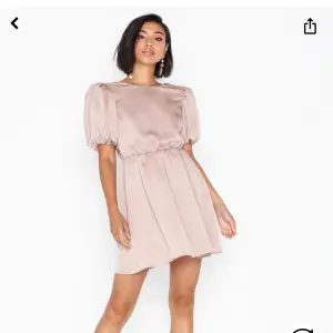 Helt oanvänd rosa klänning från Nelly i stl 34