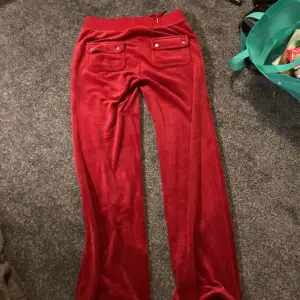 Hej💕💕💕Jag säljer dessa röd juciy byxor dom är inte så mycket använda och är i storlek XS-S,💕💕fick dom i julklapp men dom var för stora 💕💕