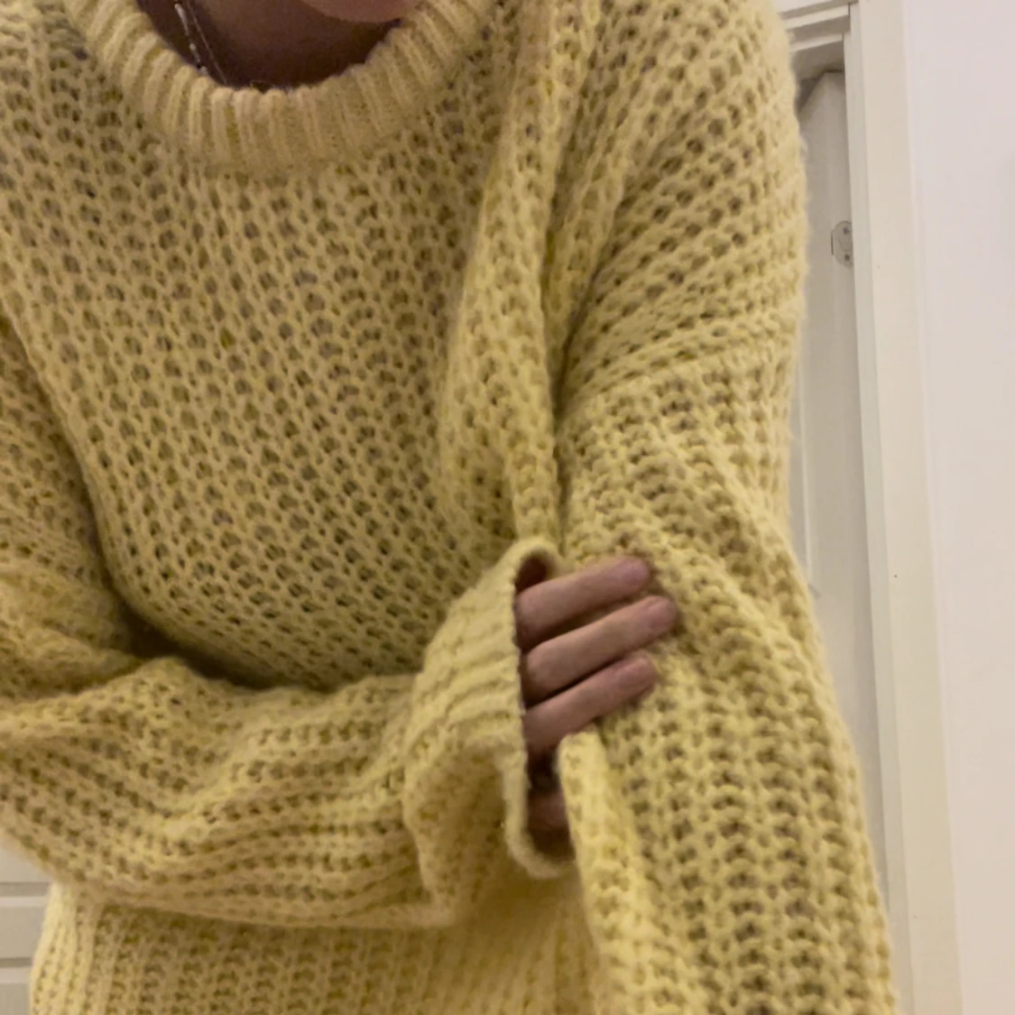 Gul stickad tröja - 90