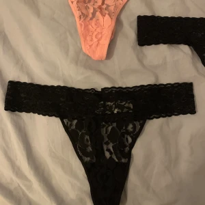 Oanvända trosor - 2 svarta 1 rosa Oanvända Frakt tillkommer  Står L men anser mer utav en M