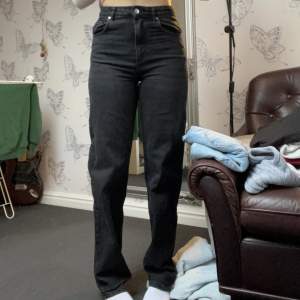 Svarta jeans från bikbok, nästintill nya. Nypris 600