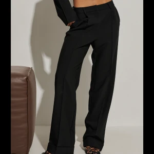 Kostymbyxor  - Säljer dessa kostymbyxor från Hanna schönbergs kollektion med Nakd i storlek 38 för 200kr + frakt 