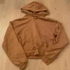 Mjuk hoodie från NAKD 🥰 Inga hål eller fläckar. Inte använd och är i toppenskick 🌸 passar till många ändamål 💓