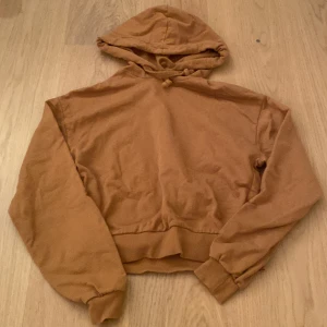 Hoodie - Mjuk hoodie från NAKD 🥰 Inga hål eller fläckar. Inte använd och är i toppenskick 🌸 passar till många ändamål 💓
