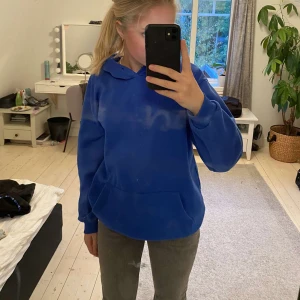 Blå hoodie  - Blå hoodie från shein i storlek M