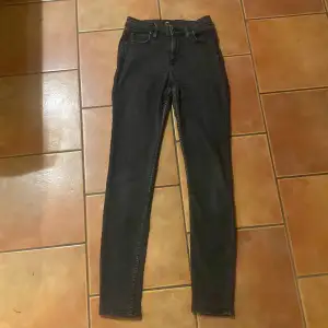 Svarta Lee jeans i en storlek W27 L33 Dessa svarta Lee jeans är i ett bra skick förutom de lilla håll bak i rumpan på byxorna som syns på sista bileden💖 finns inga andra skavanker på de💕 