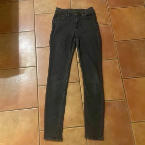 Svarta Lee jeans - Svarta Lee jeans i en storlek W27 L33 Dessa svarta Lee jeans är i ett bra skick förutom de lilla håll bak i rumpan på byxorna som syns på sista bileden💖 finns inga andra skavanker på de💕 